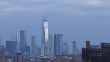 Manhattan silueti, Brooklyn, New York 'ta 29 Ekim 2018' de bir çatıdan görüldüğü gibi.