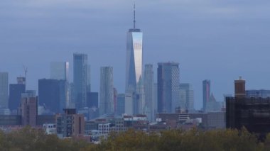 Manhattan silueti, Brooklyn, New York 'ta 29 Ekim 2018' de bir çatıdan görüldüğü gibi.