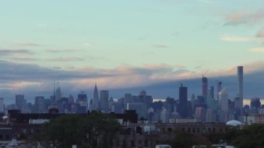 Manhattan silueti, Brooklyn, New York 'ta 29 Ekim 2018' de bir çatıdan görüldüğü gibi.