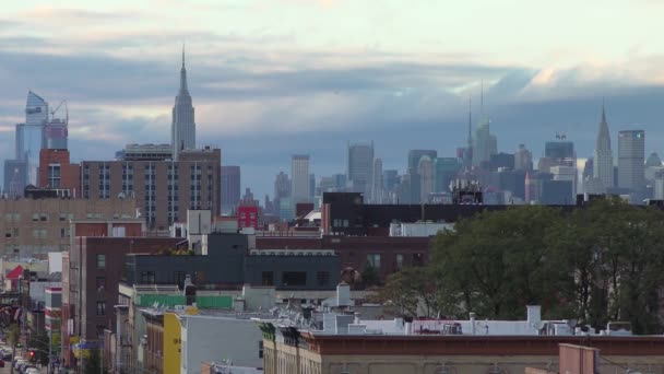 Manhattan Skyline Όπως Φαίνεται Από Μια Ταράτσα Στο Μπρούκλιν Νέα — Αρχείο Βίντεο