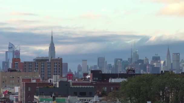 Manhattan Skyline Όπως Φαίνεται Από Μια Ταράτσα Στο Μπρούκλιν Νέα — Αρχείο Βίντεο