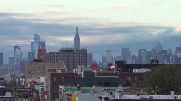 Manhattan Skyline Όπως Φαίνεται Από Μια Ταράτσα Στο Μπρούκλιν Νέα — Αρχείο Βίντεο