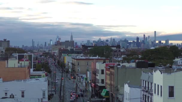 2018年10月29日ニューヨーク州ブルックリンの屋上から見たマンハッタンのスカイライン — ストック動画
