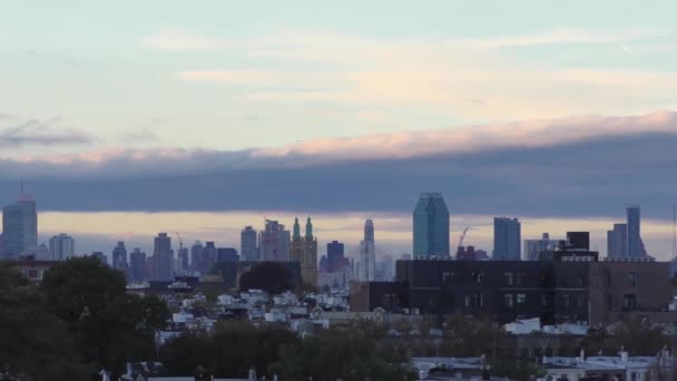 2018年10月29日ニューヨーク州ブルックリンの屋上から見たマンハッタンのスカイライン — ストック動画