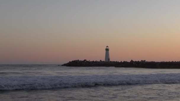 2018年米国カリフォルニア州サンタクルスのツインレイクスビーチから見られるように 日没時のサンタクルス防波堤 別名ウォルトン — ストック動画