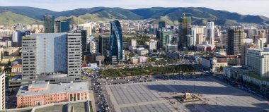 Sukhbaatar Meydanı 'nın havadan görünüşü, Moğolistan' ın başkenti Ulaanbaatar 'ın ana meydanı, yaklaşık Haziran 2019.