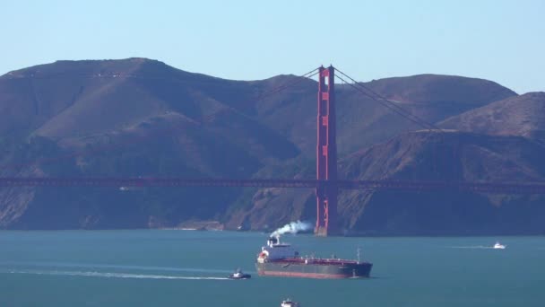2018年10月左右从加利福尼亚旧金山的Telegraph Hill看到的金门大桥 — 图库视频影像