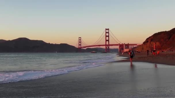 Azonosítatlan Személyek Baker Beachen San Franciscóban Kaliforniában Golden Gate Híd — Stock videók