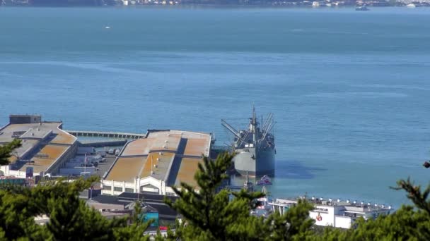 2018年10月頃 カリフォルニア州サンフランシスコのテレグラフ ヒルにあるコイト タワーから見たピア45とSsジェレマイア オウ自由船 — ストック動画