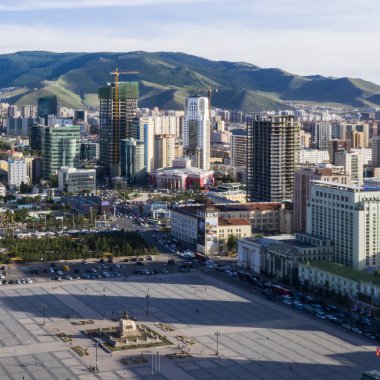 Sukhbaatar Meydanı 'nın havadan görünüşü, Moğolistan' ın başkenti Ulaanbaatar 'ın ana meydanı, yaklaşık Haziran 2019.