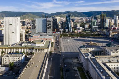 Sukhbaatar Meydanı 'nın havadan görünüşü, Moğolistan' ın başkenti Ulaanbaatar 'ın ana meydanı, yaklaşık Haziran 2019.