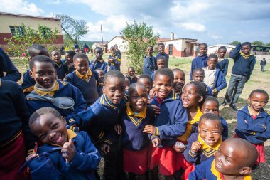 Tanımlanamayan Swazi çocukları 29 Temmuz 2008 'de Svaziland' daki Domuzlar Tepesi 'ndeki Nasıralı Misyon Okulu' nda.