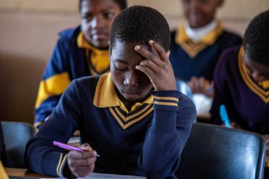 Tanımlanamayan Swazi çocukları 29 Temmuz 2008 'de Svaziland' daki Domuzlar Tepesi 'ndeki Nasıralı Misyon Okulu' nda