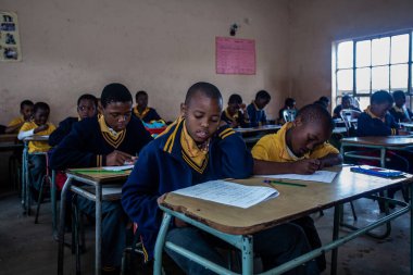 Tanımlanamayan Swazi çocukları 29 Temmuz 2008 'de Svaziland' daki Domuzlar Tepesi 'ndeki Nasıralı Misyon Okulu' nda