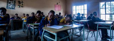 Tanımlanamayan Swazi çocukları 29 Temmuz 2008 'de Svaziland' daki Domuzlar Tepesi 'ndeki Nasıralı Misyon Okulu' nda