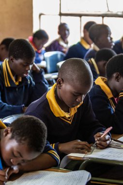 Tanımlanamayan Swazi çocukları 29 Temmuz 2008 'de Svaziland' daki Domuzlar Tepesi 'ndeki Nasıralı Misyon Okulu' nda