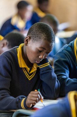 Tanımlanamayan Swazi çocukları 29 Temmuz 2008 'de Svaziland' daki Domuzlar Tepesi 'ndeki Nasıralı Misyon Okulu' nda