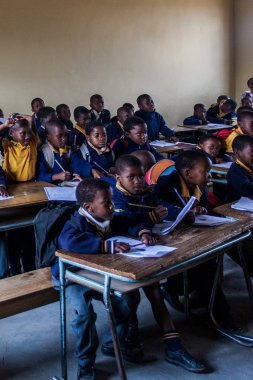 PIGGS PEAK, SWAZILAND-29 Temmuz 2008: Nazarene Misyon Okulu, Domuzlar Tepesi, Svaziland 'da kimliği belirsiz yetim öğrenciler.