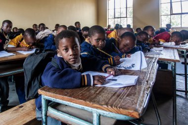 PIGGS PEAK, SWAZILAND-29 Temmuz 2008: Nazarene Misyon Okulu, Domuzlar Tepesi, Svaziland 'da kimliği belirsiz yetim öğrenciler.