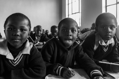 PIGGS PEAK, SWAZILAND-29 Temmuz 2008: Nazarene Misyon Okulu, Domuzlar Tepesi, Svaziland 'da kimliği belirsiz yetim öğrenciler.