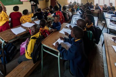 PIGGS PEAK, SWAZILAND-29 Temmuz 2008: Nazarene Misyon Okulu, Domuzlar Tepesi, Svaziland 'da kimliği belirsiz yetim öğrenciler.