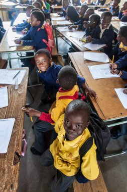 PIGGS PEAK, SWAZILAND-29 Temmuz 2008: Nazarene Misyon Okulu, Domuzlar Tepesi, Svaziland 'da kimliği belirsiz yetim öğrenciler.