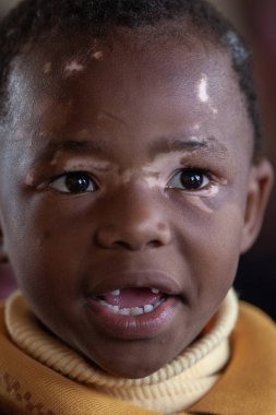 Tanımlanamayan Swazi çocukları 29 Temmuz 2008 'de Svaziland' daki Domuzlar Tepesi 'ndeki Nasıralı Misyon Okulu' nda