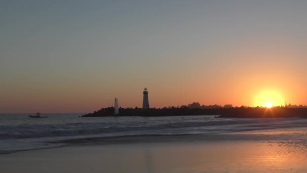 Unbekannte Twin Lakes Beach Hafen Von Santa Cruz Bei Sonnenuntergang — Stockvideo