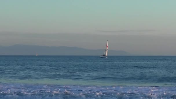 Yates Vela Vistos Desde Twin Lakes Beach Atardecer Santa Cruz — Vídeos de Stock