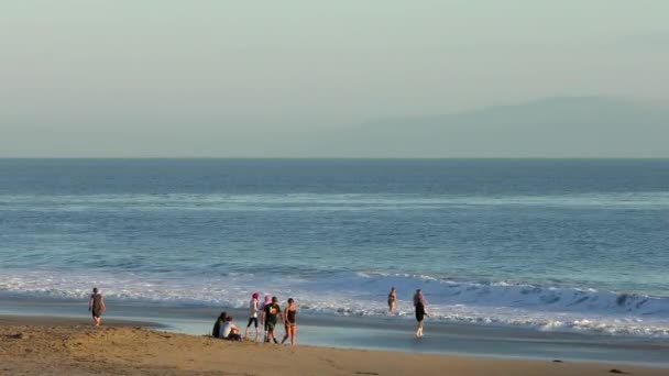 Неизвестные Люди Пляже Твин Лейкс Гавани Санта Крус Закате Севере — стоковое видео