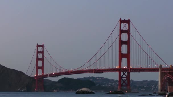 在日落时从贝克海滩看到的金门大桥 美国加利福尼亚州旧金山 — 图库视频影像
