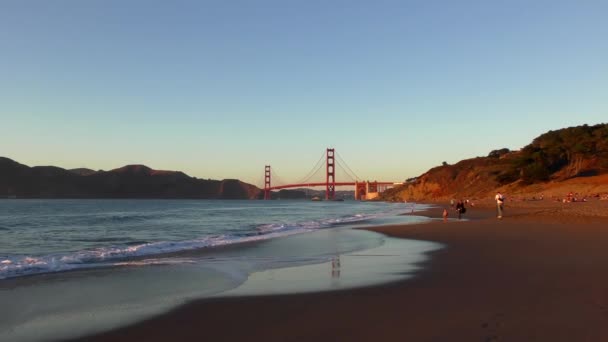 Неизвестные Люди Бейкер Бич Сан Франциско Калифорния Мост Золотые Ворота — стоковое видео