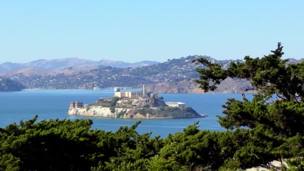 米国カリフォルニア州サンフランシスコのテレグラフ ヒルから見られるアルカトラズ島 2018 — ストック動画