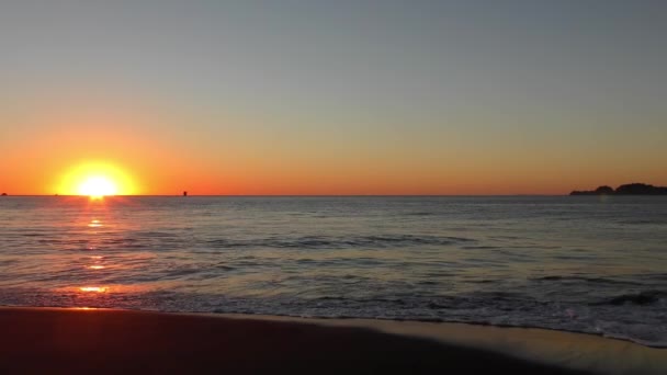 Splendido Sole Che Tramonta Sulle Onde Del Mare Che Schizzano — Video Stock