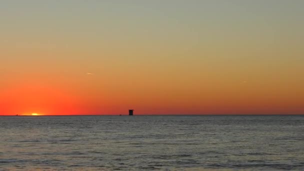 Hermosa Puesta Sol Colorida Sobre Las Tranquilas Olas Del Mar — Vídeo de stock