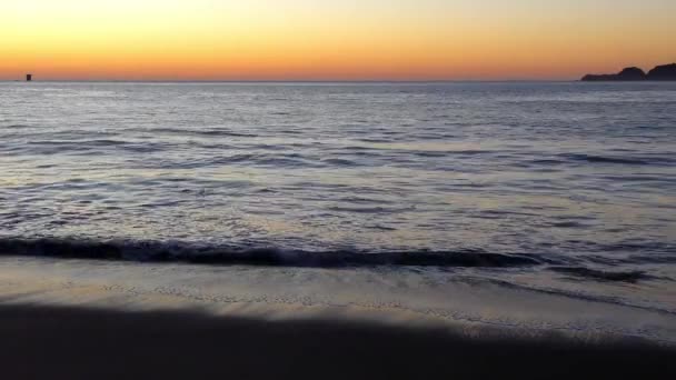 Sakin Deniz Dalgaları Üzerinde Muhteşem Renkli Gün Batımı — Stok video