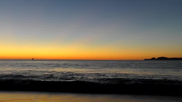 Prachtige Kleurrijke Zonsondergang Spetterende Zee Golven — Stockvideo