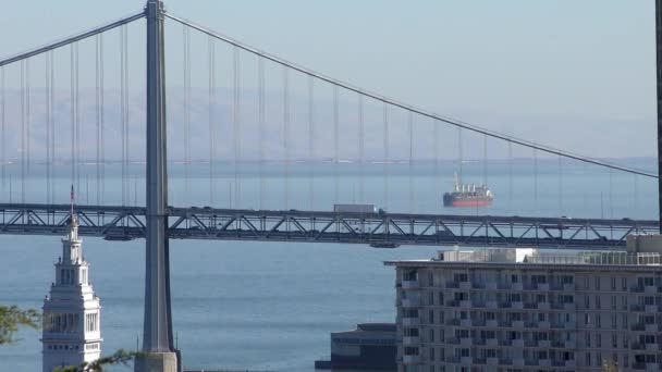 2018年10月前后 从加利福尼亚旧金山的Telegraph Hill看到的渡船大楼和海湾大桥 — 图库视频影像