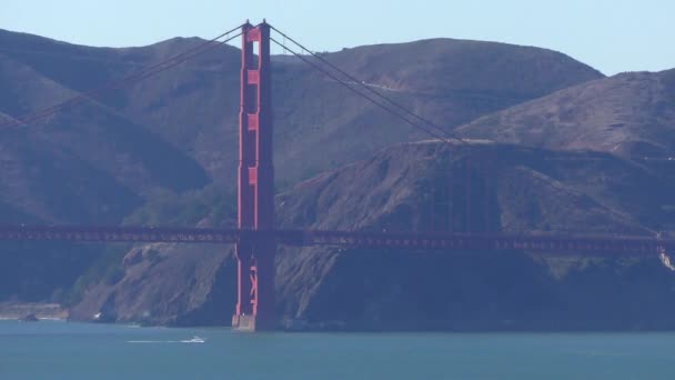 2018年10月頃カリフォルニア州サンフランシスコのテレグラフ ヒルから見たゴールデン ゲート ブリッジ — ストック動画