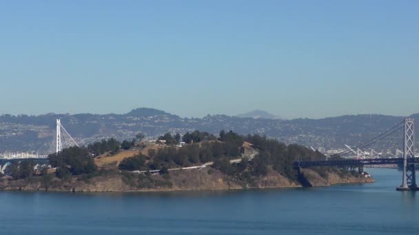 2018年10月頃 カリフォルニア州サンフランシスコのテレグラフ ヒルから見たエレバ ブエナ島とベイブリッジ — ストック動画