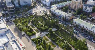 Moğolistan 'ın başkenti Ulaanbaatar' daki Moğol Parlamento Binası 'ndaki Hükümet Sarayı Bahçesi' nin havadan görünüşü, yaklaşık Haziran 2019