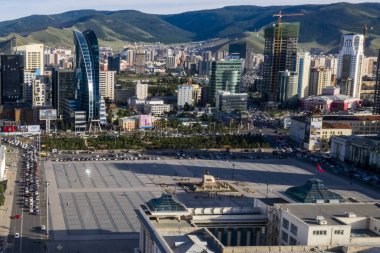 Sukhbaatar Meydanı 'nın havadan görünüşü, Moğolistan' ın başkenti Ulaanbaatar 'ın ana meydanı, yaklaşık Haziran 2019.