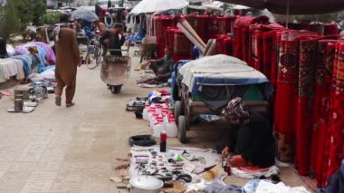 2018 'de Mazar-i-Şerif, Kuzey Afganistan' daki bir pazarda kimliği belirsiz kişiler.