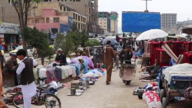2018 'de Mazar-i-Şerif, Kuzey Afganistan' daki bir pazarda kimliği belirsiz kişiler.