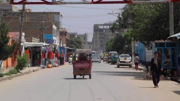 2019年阿富汗北部马扎里沙里夫的街头交通情况 — 图库视频影像