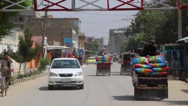 ストリートトラフィックでマザリシャリフ 北アフガニスタン 2019 — ストック動画