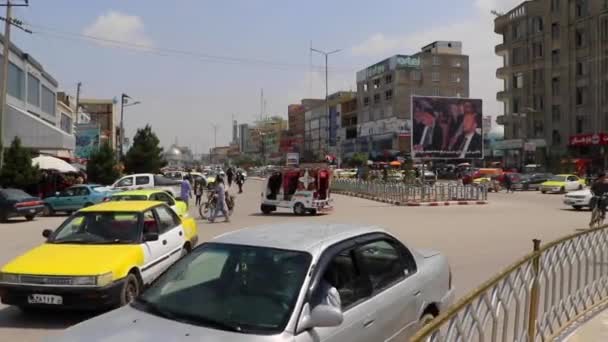 2019年阿富汗北部马扎里沙里夫的街头交通情况 — 图库视频影像
