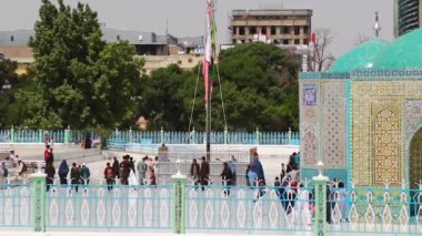2018 'de Mazar-i-Şerif, Kuzey Afganistan' daki Mavi Camii 'ndeki kimliği belirsiz Afgan vatandaşları.