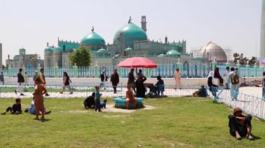 2018 'de Mazar-i-Şerif, Kuzey Afganistan' daki Mavi Camii 'ndeki kimliği belirsiz Afgan vatandaşları.