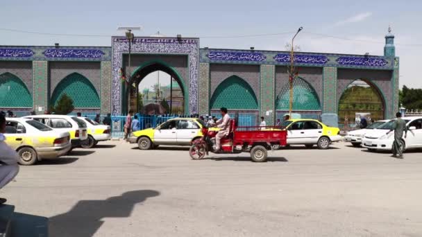 2018年4月阿富汗北部马扎里沙里夫的街头交通 — 图库视频影像